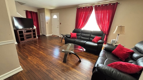 Boardman - Spacious Cape Cod Home - Free Parking