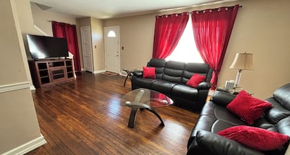 Boardman - Spacious Cape Cod Home - Free Parking