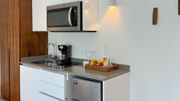 Estudio Confort | Cocina privada | Frigobar, microondas, cafetera y tetera y licuadora