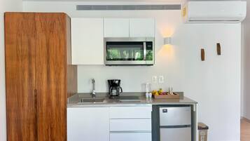 Comfort Studio | Private kitchen | Mini-fridge, microwave, coffee/tea maker, blender