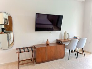 Comfort Studio | Ruang tamu | 40 inci sebuah televisyen pintar dengan digital, Netflix