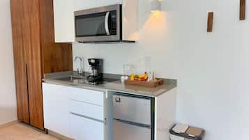 Studio Comfort | Dapur pribadi | Lemari es kecil, microwave, mesin pembuat kopi/teh, dan blender