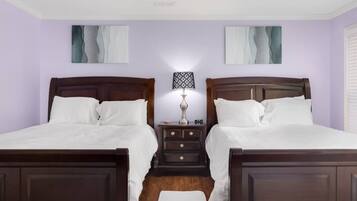 2 makuuhuonetta, työpöytä, silitysrauta/-lauta, ilmainen Wi-Fi