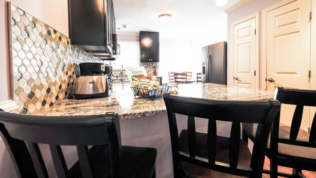 Dining - Townhouse that is minutes from Downtown Raleigh (Raleigh)