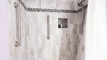 Douche, sèche-cheveux, serviettes fournies