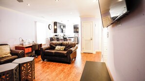 Living area - Townhouse that is minutes from Downtown Raleigh (Raleigh)