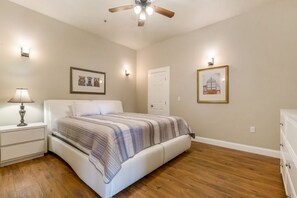 4 dormitorios, tabla de planchar con plancha, ropa de cama