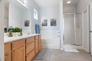 Douche, séchoir à cheveux, serviettes fournies, savon