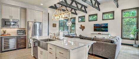 Køleskab, mikrobølgeovn, ovn, kogeplade