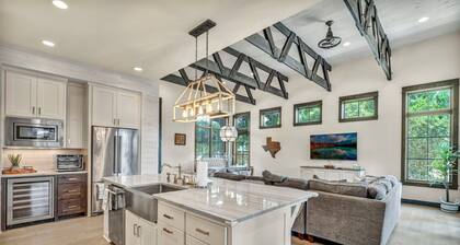 Lake Travis Home in Resort Community "The Reserve". Boats, kids & pets welcome!