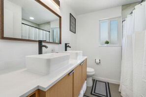 Douche, sĂšche-cheveux, serviettes fournies, savon