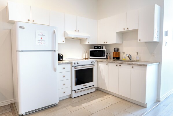 City Apartment | Private kitchen - Unique Stays - 3658 Boul. Saint-Laurent (Montreal)
