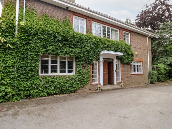 Exterior - The Lodge (Grantham)