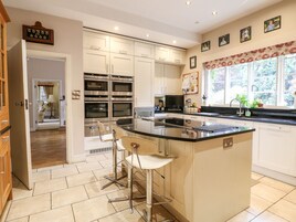 Frigorífico, lavavajillas, hervidor eléctrico y tostadora