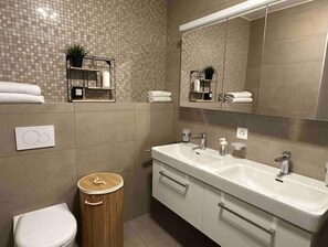 Toallas y papel de baño 