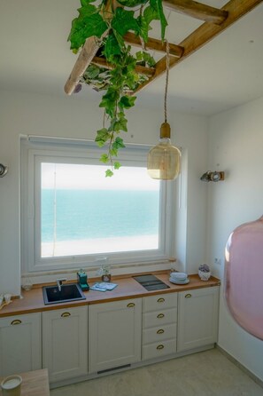 Fridge, microwave, coffee/tea maker, electric kettle - 2 Bedroom Apartment in Molfetta (Molfetta)
