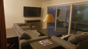 Smart-TV, Kamin, Bücher
