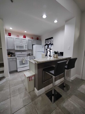 Microwave, oven, stovetop, dishwasher - Lovely vacation home near Disney, Universal Studios with free parking and Wi-Fi (Kissimmee)