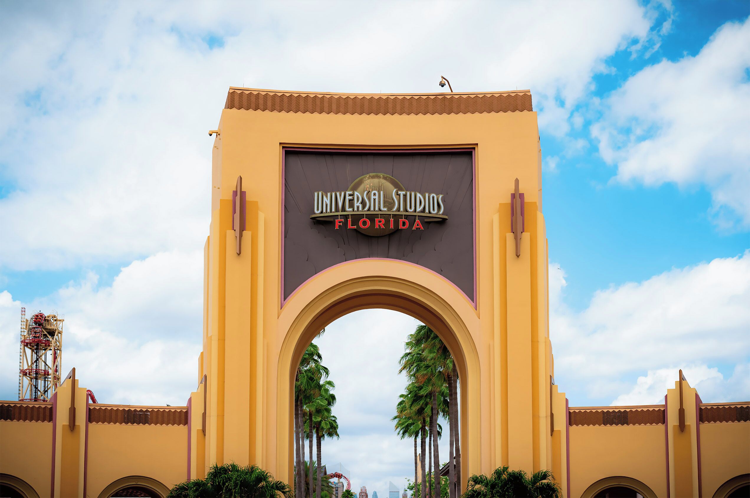 A large archway with 'Universal Studios Florida' signage.