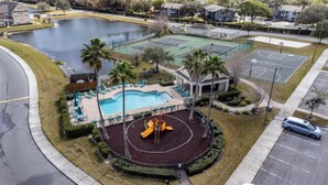Zona residencial con piscina, canchas de tenis y parque infantil.