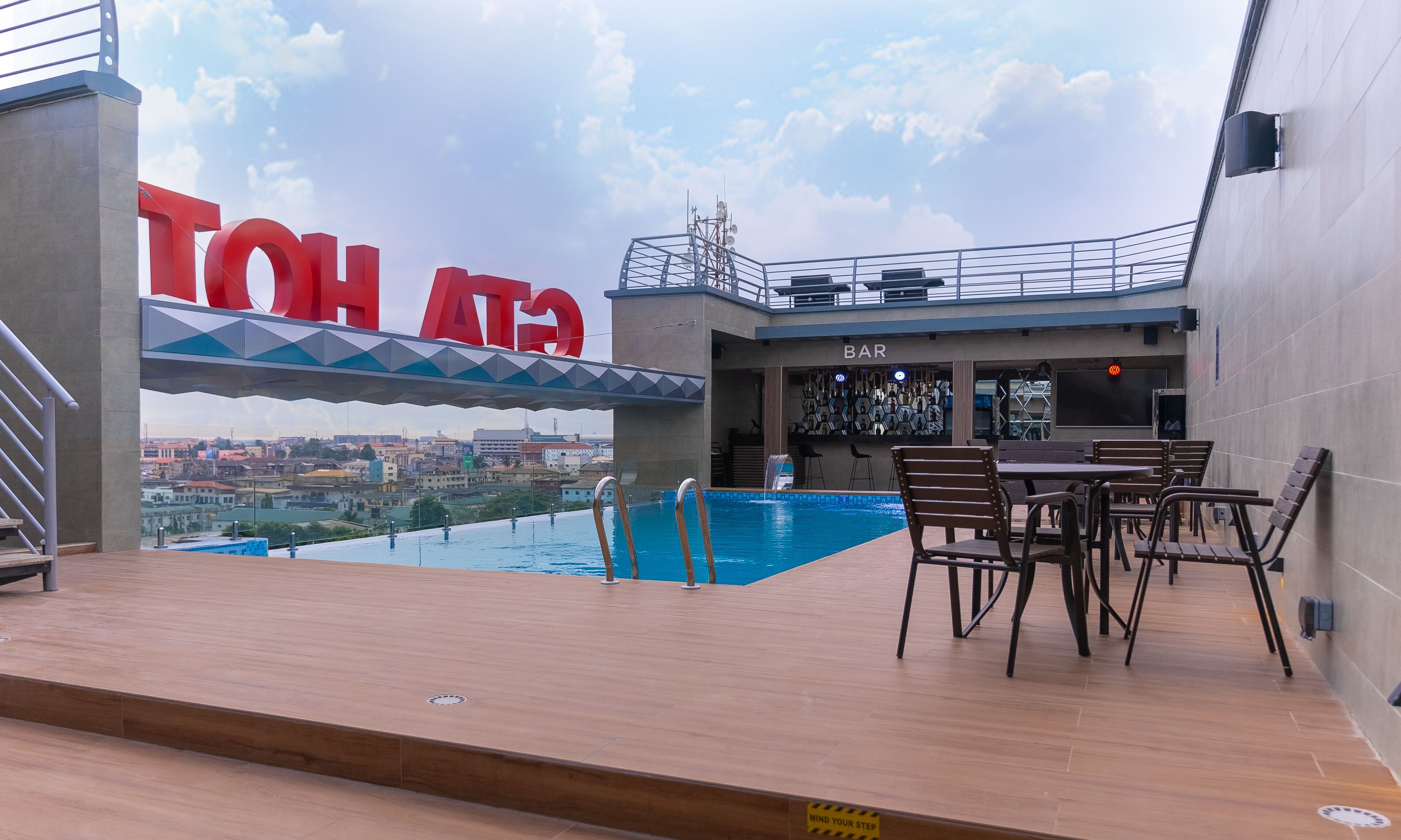 Piscine extérieure, maîtres-nageurs sur place