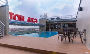 Utendørsbasseng og badevakt