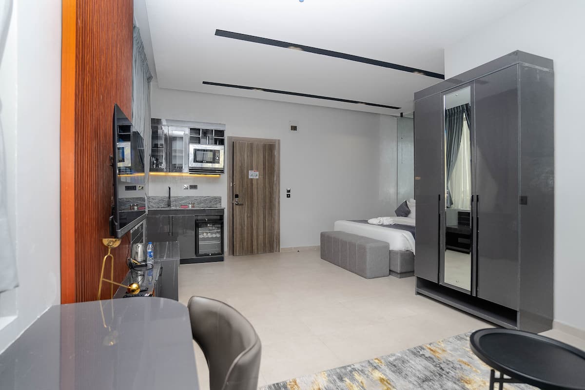 Studio Royal | Coffres-forts dans les chambres, ameublement personnalisé, bureau