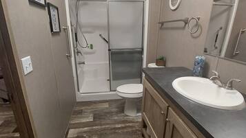 Doccia, asciugacapelli, asciugamani, carta igienica