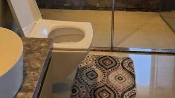 Suihku, hiustenkuivaaja, pyyhkeet, saippua