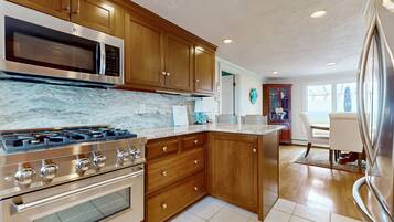 Frigorífic, microones, forn i placa de cuina