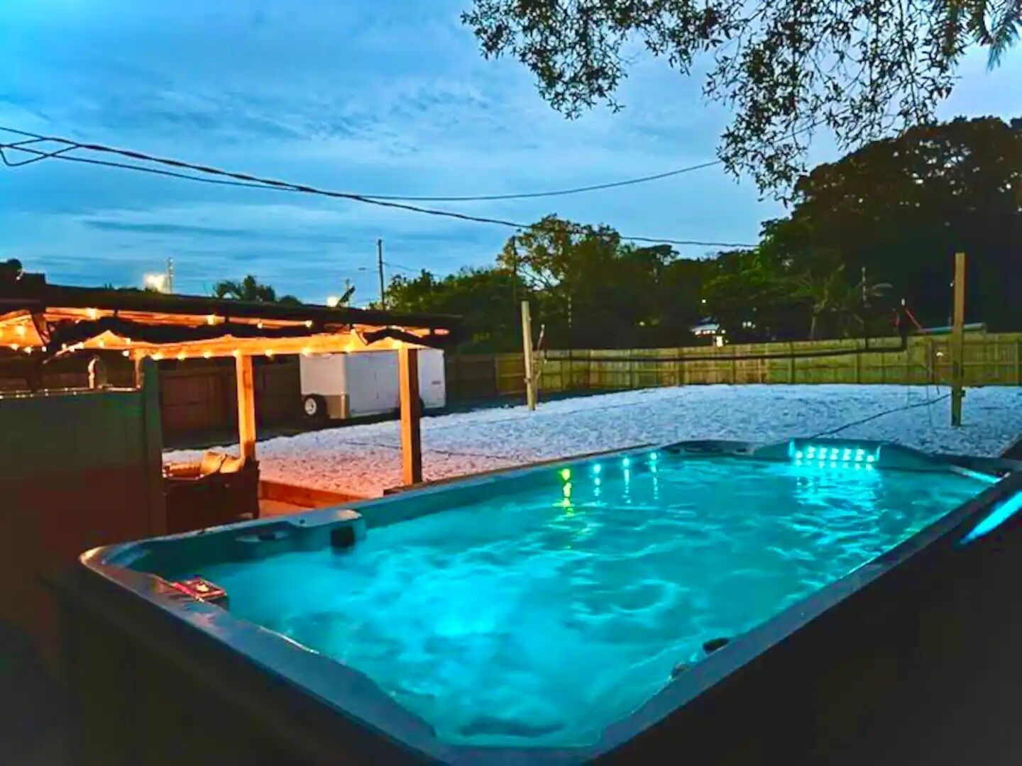 Luxurious Studio: SwimSpa, Huge Backyard w/ Volleyball and Games