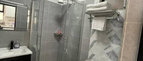 Douche, séchoir à cheveux, serviettes fournies, savon
