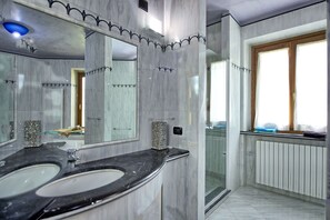 Dusche, Whirlpool, Haartrockner, Bidet