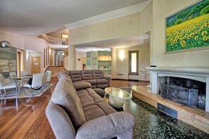 TV, fireplace - Villa Paradiso–Villa with private pool, Umbria (Trestina)