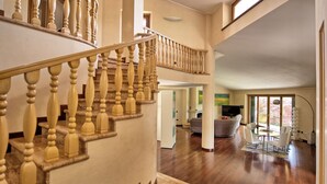 A spacious living area with a wooden staircase and a fireplace. - Villa Paradiso–Villa with private pool, Umbria (Trestina)