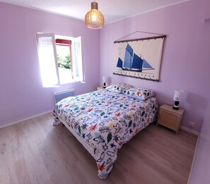 3 quartos, escrivaninha, ferros/tábuas de passar roupa, roupa de cama