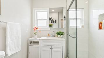 Shower, hair dryer, towels, shampoo