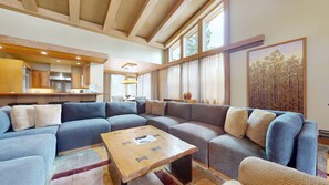 电视、壁炉、DVD 播放器、立体声音响