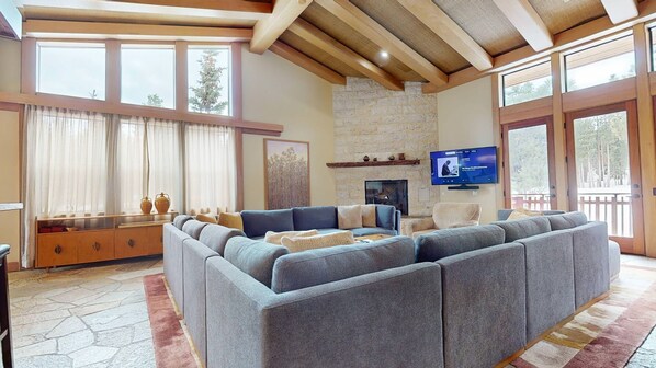 Fernseher, Kamin, DVD-Player, Stereoanlage