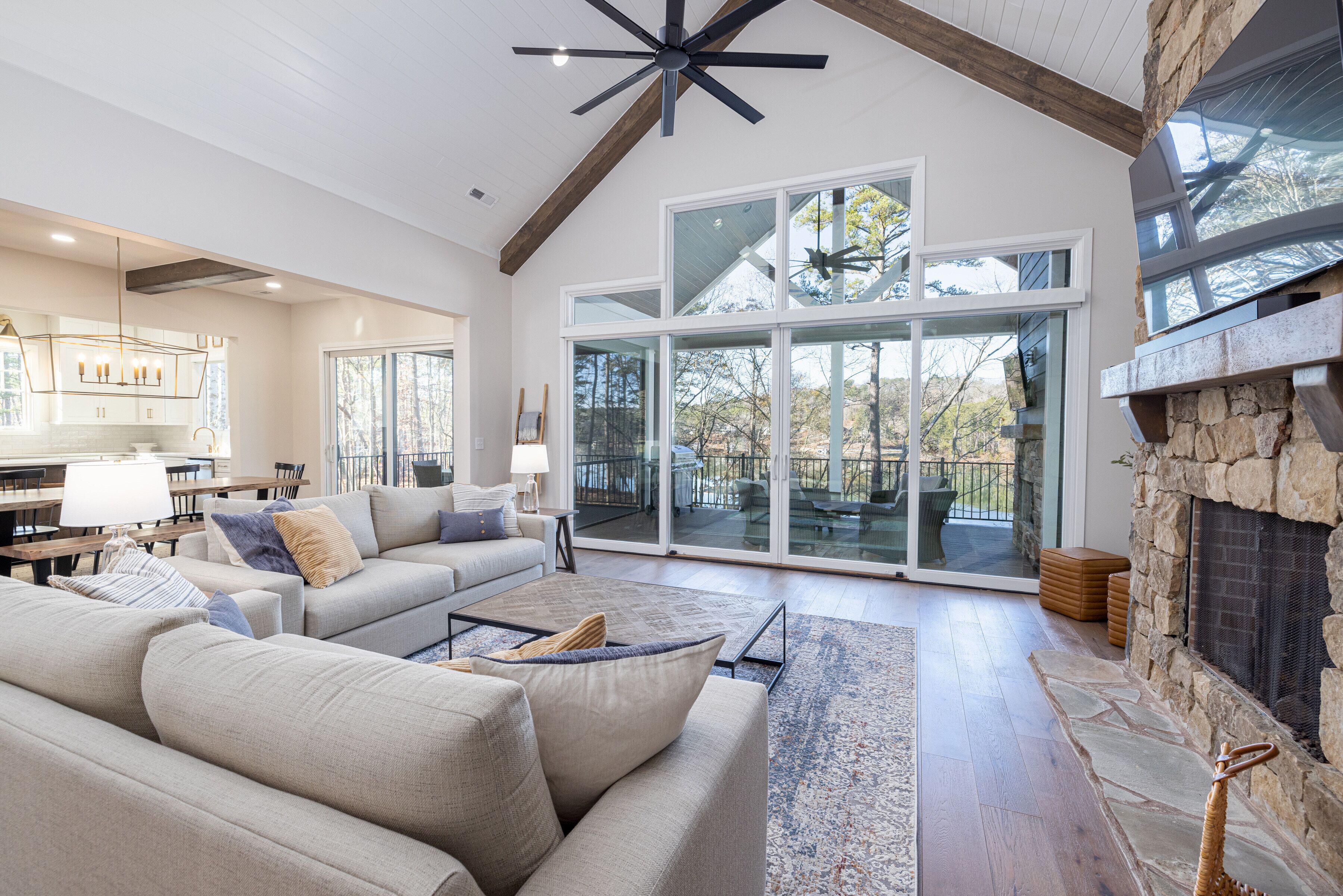 Smart TV, lareira, videogames, mesa de pingue-pongue