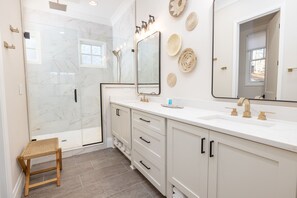 Dusche, Haartrockner, Handtücher, Seife