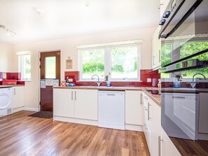 Diskmaskin, barnstol och grytor/köksredskap