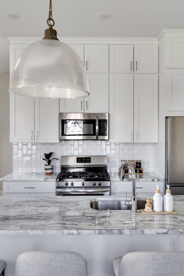 Fridge, microwave, oven, stovetop - Gorgeous new home in Churchill
(Richmond)
