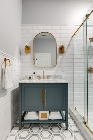 Shower, hair dryer, towels, soap - Gorgeous new home in Churchill

 (Richmond)