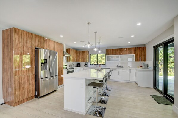 Frigorífico, microondas, horno y placa de cocina