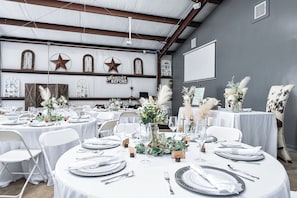 Banquet hall - Weekend Getaway - Country Oasis Pool, Hot Tub, Texas Longhorns & Event Venue (Pattison)
