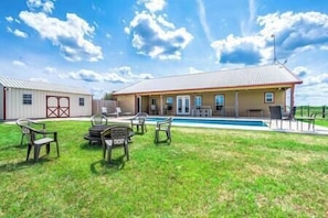 Outdoor dining - Weekend Getaway - Country Oasis Pool, Hot Tub, Texas Longhorns & Event Venue (Pattison)