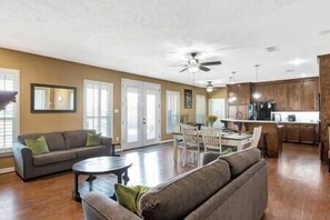 TV, fireplace, stereo - Weekend Getaway - Country Oasis Pool, Hot Tub, Texas Longhorns & Event Venue (Pattison)