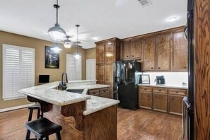 Fridge, microwave, oven, stovetop - Weekend Getaway - Country Oasis Pool, Hot Tub, Texas Longhorns & Event Venue (Pattison)