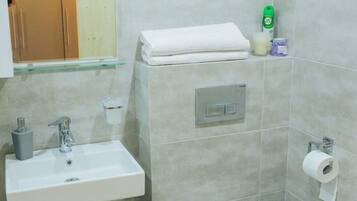 Basic-lejlighed | Badeværelse | Bruser, hårtørrer, håndklæder